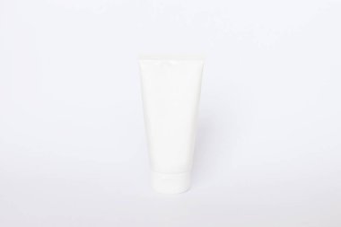 Sıvı, krem, jöle ve losyon için şişe. Beyaz arka planda kozmetik şişesi. SPA kozmetik ürünleri markalaştırma modeli. Düz yatış minimalist tarzı.