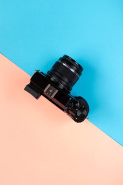 Mavi ve pembe arkaplanda düz bir kamera var.