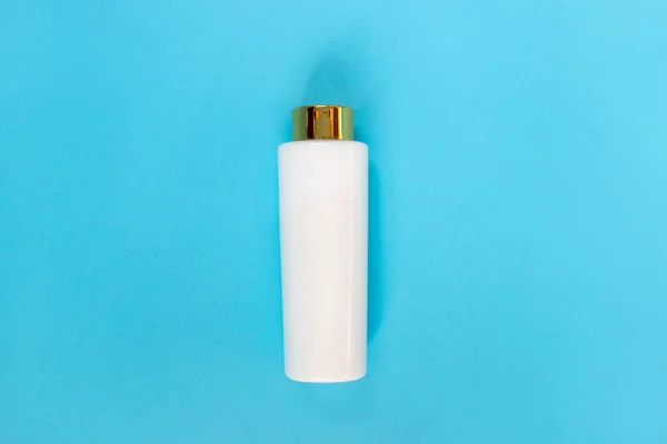 Sıvı, krem, jöle ve losyon için şişe. Mavi arka planda osmetik şişe. SPA kozmetik ürünleri markalaştırma modeli. Düz yatış minimalist tarzı.