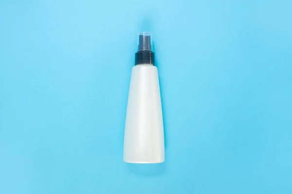 Sıvı, krem, jöle ve losyon için şişe. Mavi arka planda osmetik şişe. SPA kozmetik ürünleri markalaştırma modeli. Düz yatış minimalist tarzı.