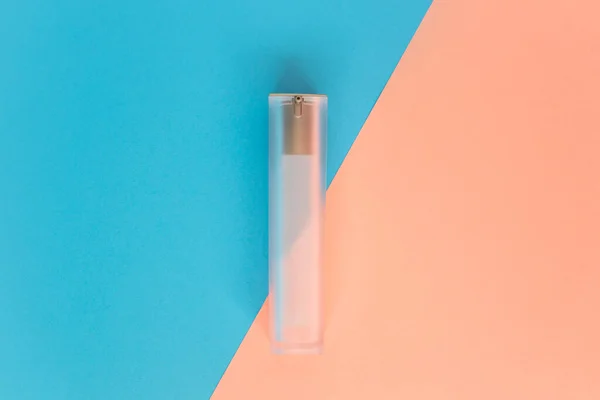 Sıvı, krem, jöle ve losyon için şişe. Mavi ve gül arkaplanlı osmetik şişe. SPA kozmetik ürünleri markalaştırma modeli. Düz yatış minimalist tarzı.