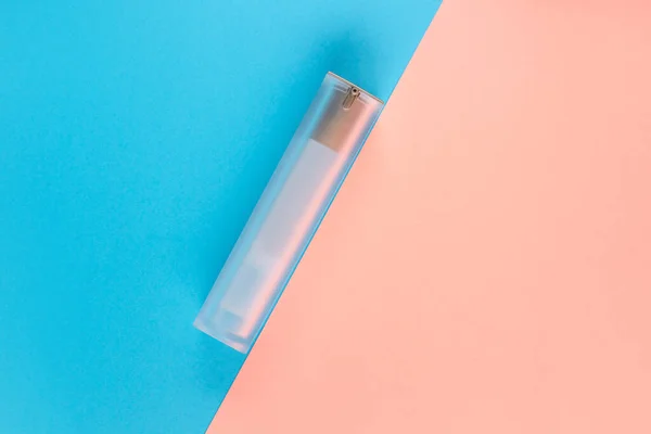 Sıvı, krem, jöle ve losyon için şişe. Mavi ve gül arkaplanlı osmetik şişe. SPA kozmetik ürünleri markalaştırma modeli. Düz yatış minimalist tarzı.