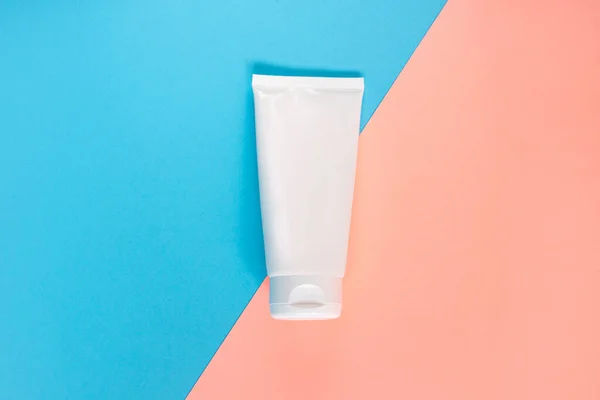 Sıvı, krem, jöle ve losyon için şişe. Mavi ve gül arkaplanlı osmetik şişe. SPA kozmetik ürünleri markalaştırma modeli. Düz yatış minimalist tarzı.