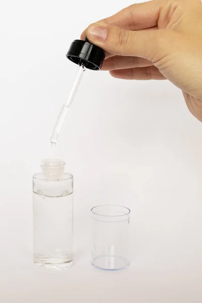 Damlatan cam şişe maketi. Beyaz arkaplanda osmetik pipet