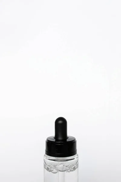 Damlatan cam şişe maketi. Beyaz arkaplanda osmetik pipet