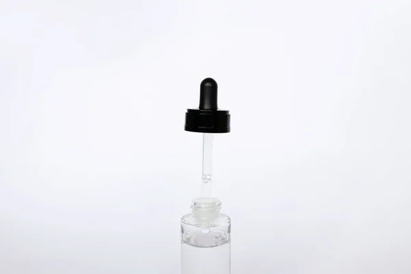 Damlatan cam şişe maketi. Beyaz arkaplanda osmetik pipet