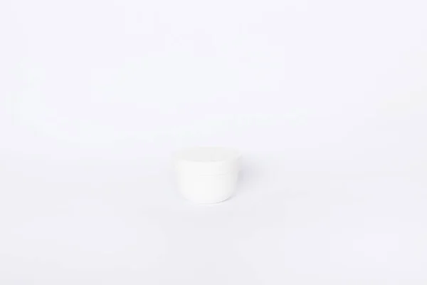 Sıvı, krem, jöle ve losyon için kavanoz. Beyaz arka planda kozmetik kavanozu. SPA kozmetik ürünleri markalaştırma modeli. Düz yatış minimalist tarzı.