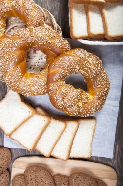 Bir kesme tahtası üzerinde dilimlenmiş ekmek