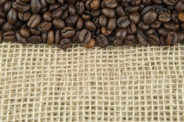 Kavrulmuş kahvenin üzerinde bir masa örtüsü