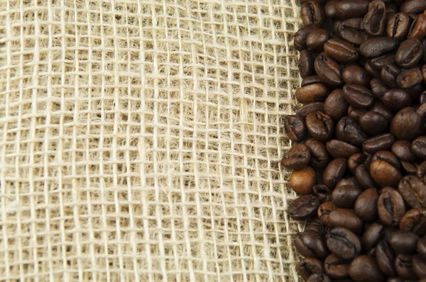 Kavrulmuş kahvenin üzerinde bir masa örtüsü