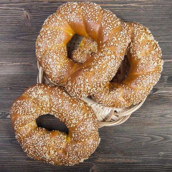 Bir kesme tahtası üzerinde dilimlenmiş ekmek