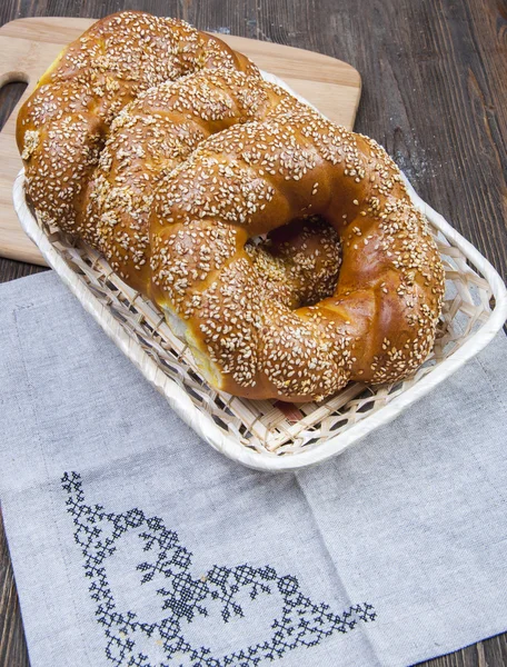 Bir kesme tahtası üzerinde dilimlenmiş ekmek