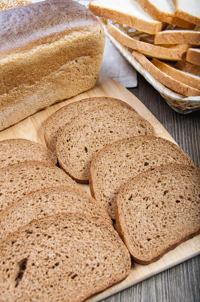 Chleb w plasterkach na pokładzie cięcia — Zdjęcie stockowe