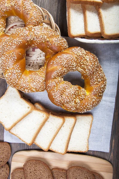 Bir kesme tahtası üzerinde dilimlenmiş ekmek