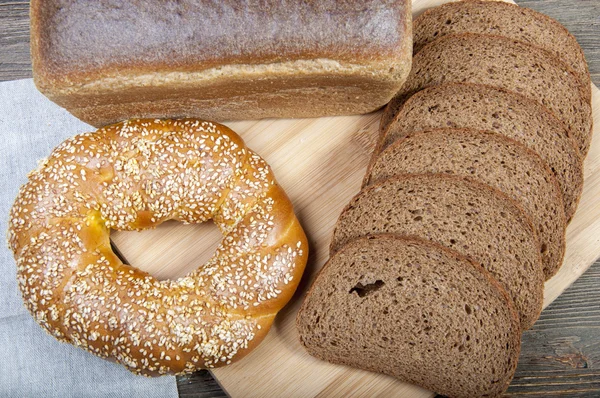 Bir kesme tahtası üzerinde dilimlenmiş ekmek