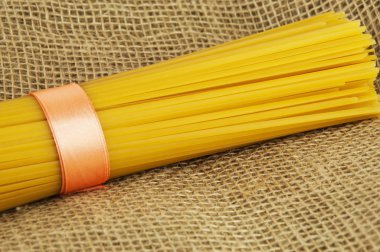 Spagetti şerit bağlı