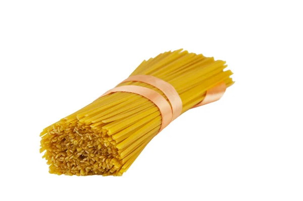 Špagety, svázané stuhou na izolované pozadí — Stock fotografie