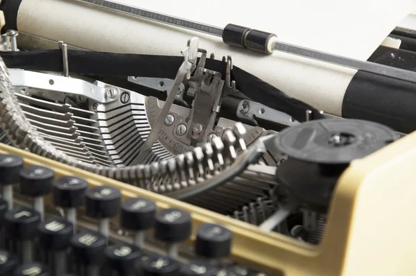 Kağıt kaplı eski bir daktilo