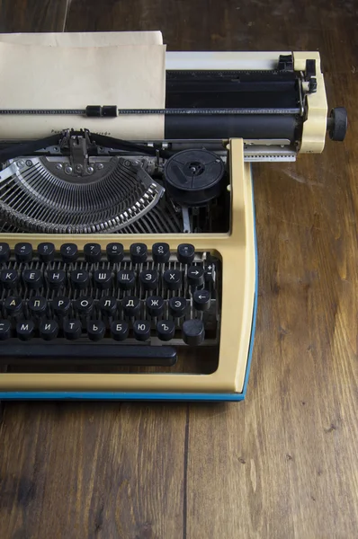 Kağıt kaplı eski bir daktilo
