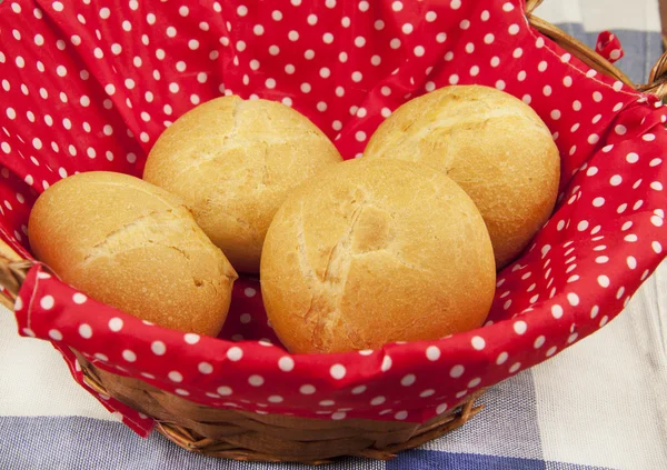 Ekmek yapım ürünleri ile hasır sepet