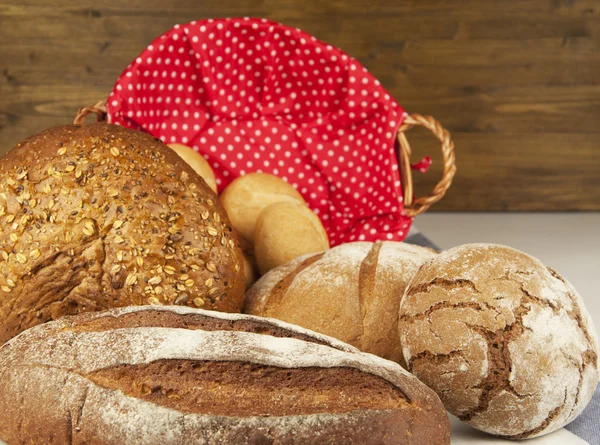 Ekmek yapım ürünleri ile hasır sepet