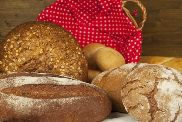 Produtos de padaria com cesta de vime — Fotografia de Stock