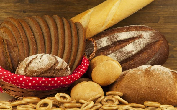 Ekmek yapım ürünleri ile hasır sepet