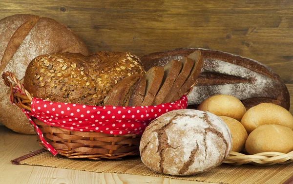 Ekmek yapım ürünleri ile hasır sepet