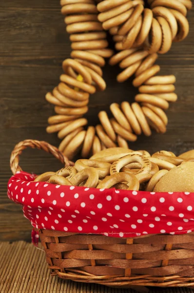 Hasır sepetin içinde ekmek yapım ürünleri