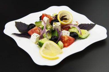 Beyaz tabakta Yunan salatası