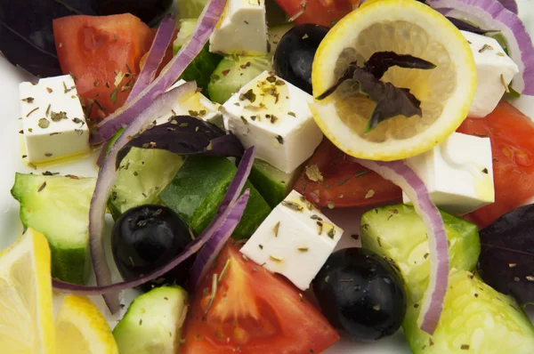 Beyaz tabakta Yunan salatası