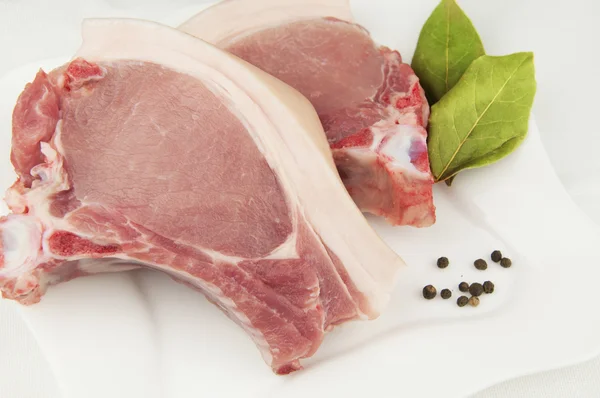 Domuz eti beyaz tabak içinde pirzola