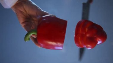 kırmızı biber bir cam masaya kesilmiş