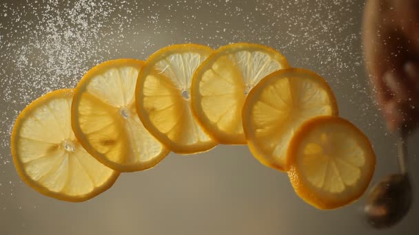Szeletelt citrom, cukor, egy üveg asztal — Stock videók