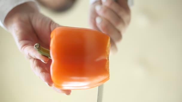 Poivre coupé sur une table en verre — Video