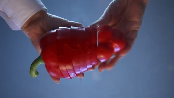 Piros paprika lebomlott egy üveg asztal. Vértes kezek — Stock videók