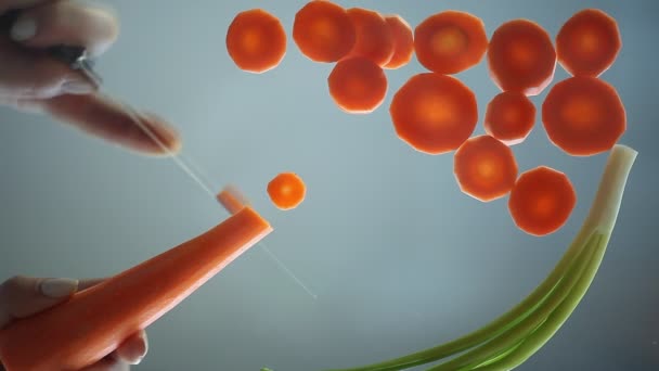 Cortando cenouras na superfície do vidro. close-up — Vídeo de Stock