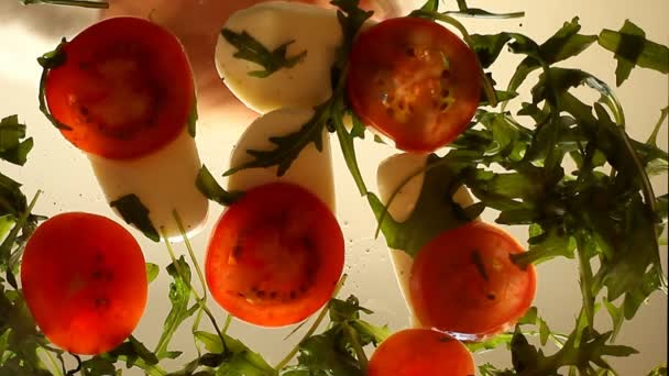 Salada fresca de tomates, mussarela e rúcula. close-up — Vídeo de Stock