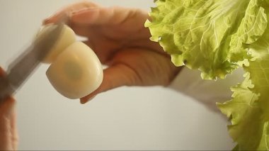 Eggslettuce ve cam yüzeyi haşlanmış yumurta