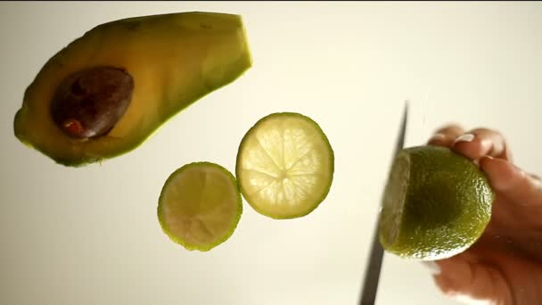 Lime och avokado avsnitt på glasytan — Stockvideo