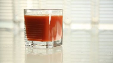 domates suyu ve olgun domates. yakın çekim