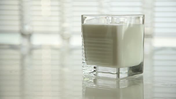 Milch in Glas und Minzblättern. Nahaufnahme — Stockvideo