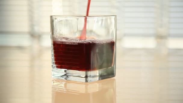 Granatäppeljuice hälls i ett glas. närbild — Stockvideo