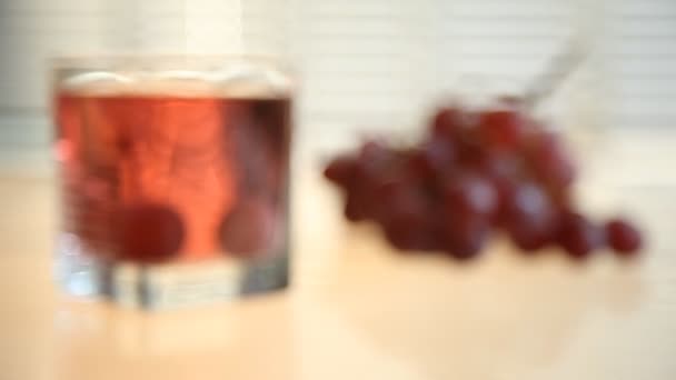 Jus de raisin et de raisin. gros plan — Video