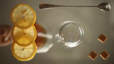 çay, limon ve şeker kamışı bir cam yüzeyi. flatlay