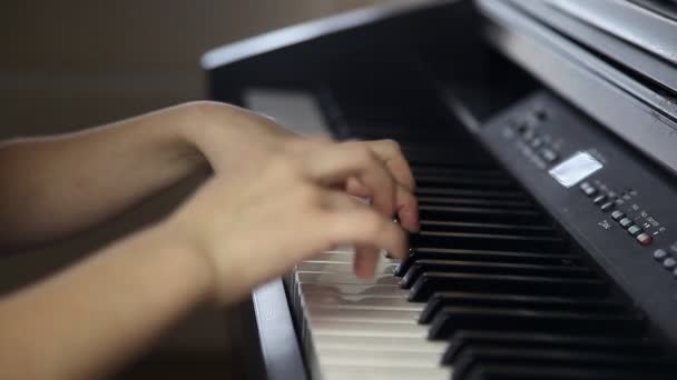 Ein Kind, das Klavier spielt — Stockvideo