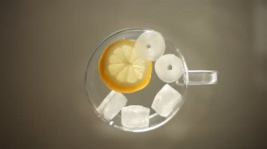 içki limon ve buz cam yüzeyi yaz. flatlay