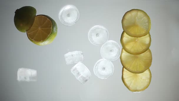 Limão e gelo em uma superfície de vidro. flatlay — Vídeo de Stock