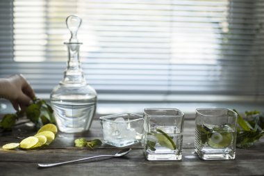 buz ve nane yaprakları ile temiz su temiz. yakın çekim