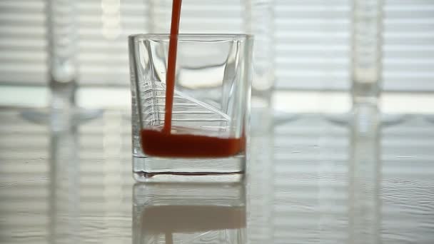 Tomatensaft wird in ein Glas gegossen. Nahaufnahme — Stockvideo